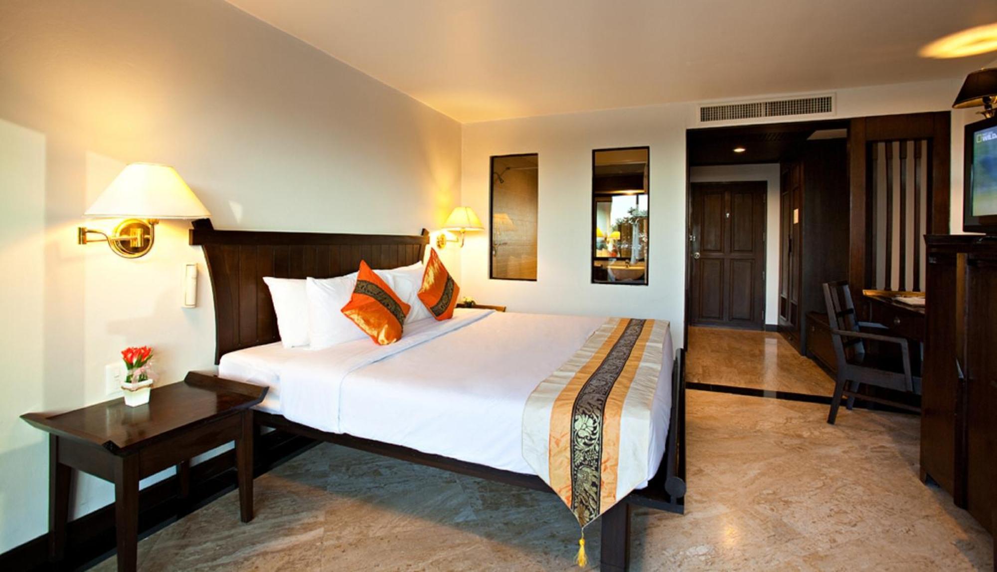 C & N Resort And Spa - Sha Extra Plus Patong Szoba fotó
